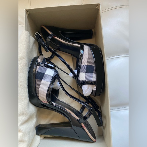 Burberry signature platforms. - Picture 4 of 12